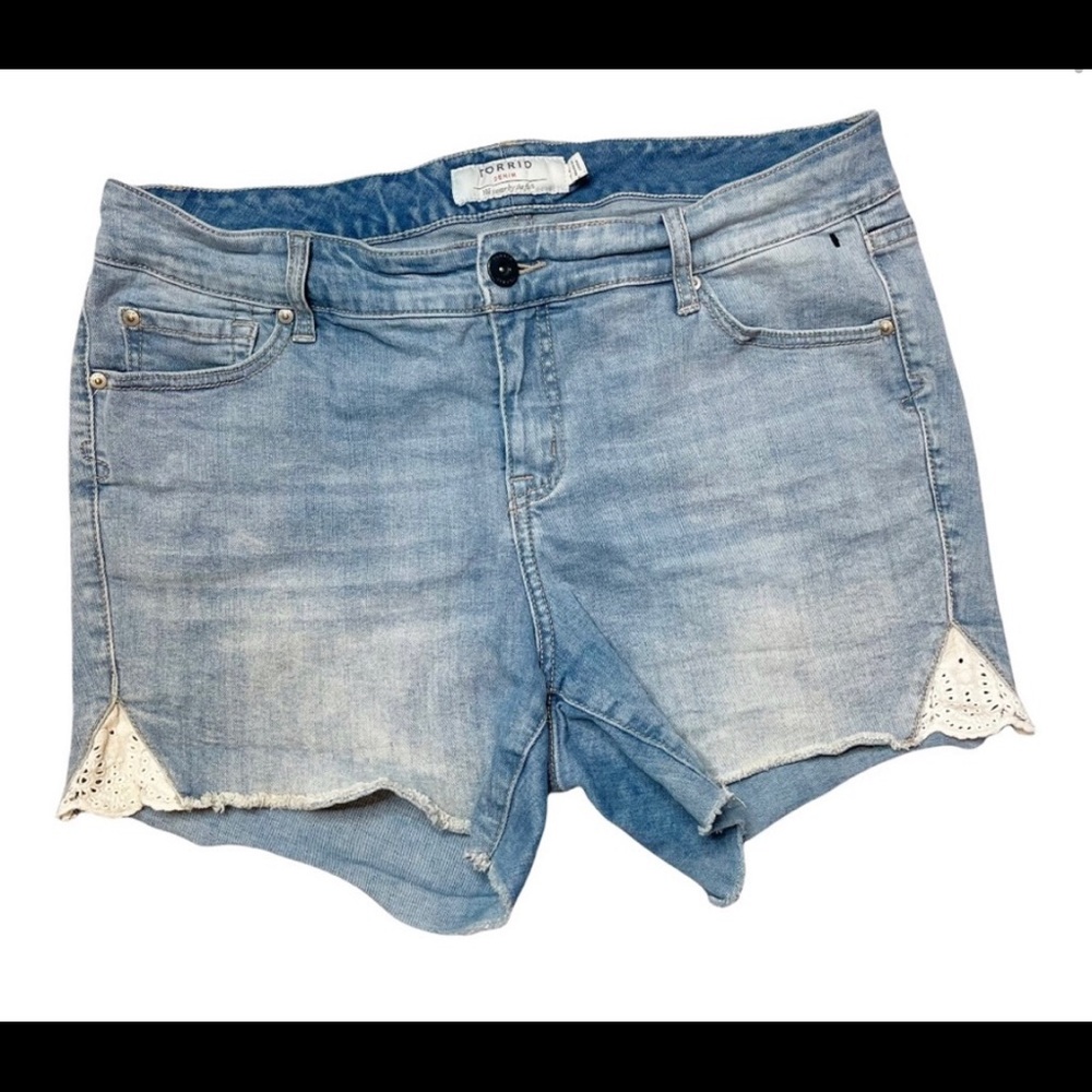 NWOT! TORRID SKINNY SHORT SHORTS - LIGHT WASH WITH CROCHET TRIM - Size 20